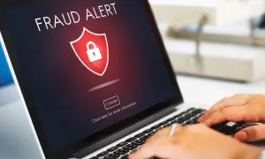 Alerta de fraude en pantalla de portátil. ¡Actúa rápido para eliminar ransomware y proteger tus datos!
