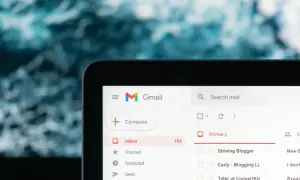 Pantalla de Gmail. Me han enviado un correo desde mi cuenta, aparece en la bandeja de entrada con 152 mensajes.