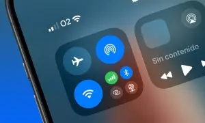 Control Center de iPhone mostrando opciones para compartir datos, como Wi-Fi, Bluetooth y modo avión.