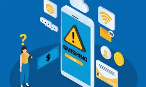 Una mujer confundida mira su móvil, que muestra una alerta de "SMISHING". Me llegan mensajes raros al móvil, como este, que parecen querer mi dinero.