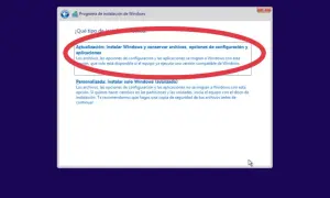 Pantalla de instalación de Windows 10. Opción "Actualización: instalar Windows y conservar archivos" para restaurar sistema Windows 10.