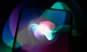 El logo de Siri en un iPhone, con luces de colores vibrantes que recuerdan a las presentaciones de Apple WWDC.