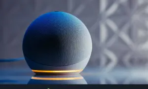 Altavoz inteligente con luz azul y naranja, listo para recibir tus comandos de Alexa.