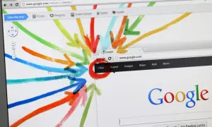 Descubre trucos de Google con flechas de colores apuntando a la página principal. ¡Explora las posibilidades!