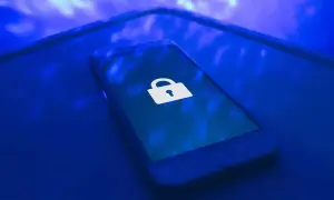 Teléfono con candado, símbolo de seguridad. ¿Qué pueden hacer con mi número de teléfono?