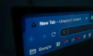 Pantalla de navegador con barra de búsqueda y pestañas. Aprende como quitar el modo incognito fácilmente.