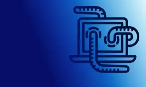 Un gusano informático se arrastra por un portátil, simbolizando una amenaza digital.