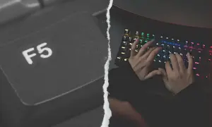 Teclado con tecla F5 destacada y manos escribiendo en un teclado RGB.