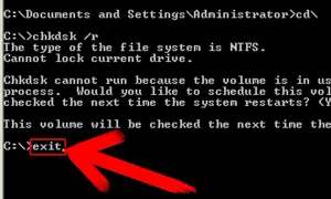 Pantalla negra con texto blanco mostrando comandos de CHKDSK y un cursor resaltado.