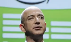 Jeff Bezos, el dueño de Twitch, con el logo de Amazon detrás.
