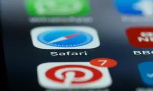 Icono de Safari en pantalla de móvil. Aprende como quitar la navegación privada y navegar sin dejar rastro.