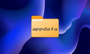 Carpeta naranja con el texto "appdata" en píxeles, sobre un fondo azul abstracto. Ideal para ilustrar la tarea de limpiar appdata.