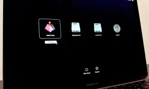 Pantalla de inicio de MacBook Air mostrando opciones de arranque: Asahi Linux, Macintosh HD y macOS 11.6.