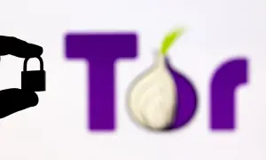 Silueta de mano sosteniendo un candado frente al logo de Tor, el navegador para la deep web.
