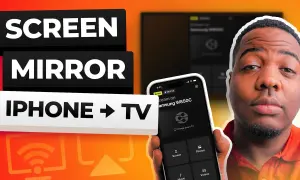 Hombre mostrando cómo hacer compartir pantalla iPhone a TV. La app en el móvil permite transmitir contenido.