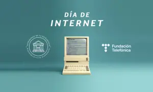 Un ordenador antiguo muestra la primera web de la historia, celebrando el Día de Internet.