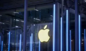 El logo dorado de Apple brilla en una fachada de vidrio, anticipando las novedades de WWDC 2026.