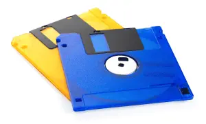 Dos disquetes, uno azul y otro amarillo, listos para guardar tus archivos. ¡Un recuerdo de la era free DOS!