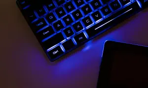 Teclado retroiluminado azul y tablet. Es hora de update drivers para optimizar tu equipo.