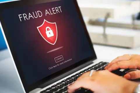 Alerta de fraude en pantalla de portátil. ¡Actúa rápido para eliminar ransomware y proteger tus datos!