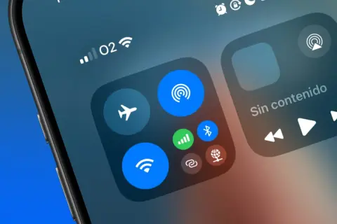Control Center de iPhone mostrando opciones para compartir datos, como Wi-Fi, Bluetooth y modo avión.