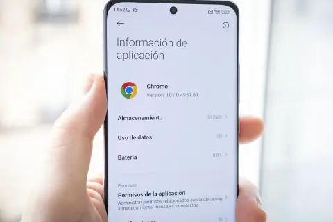 Pantalla de móvil mostrando información de la aplicación Chrome. Útil para gestionar o eliminar virus en Google Chrome de Android.