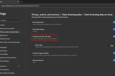 Configuración de Edge para eliminar cookies al cerrar. La opción "Cookies y otros datos del sitio" está activada.
