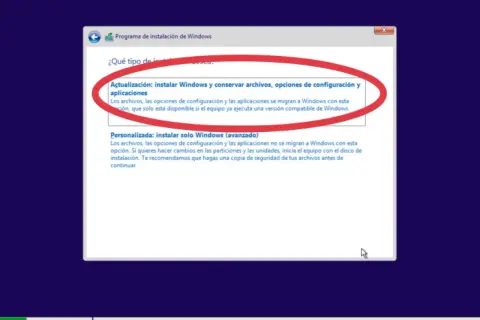 Pantalla de instalación de Windows 10. Opción "Actualización: instalar Windows y conservar archivos" para restaurar sistema Windows 10.