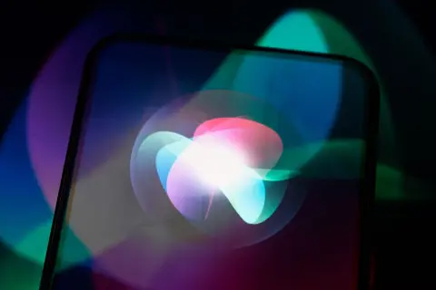 El logo de Siri en un iPhone, con luces de colores vibrantes que recuerdan a las presentaciones de Apple WWDC.