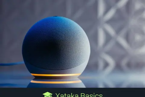 Altavoz inteligente con luz azul y naranja, listo para recibir tus comandos de Alexa.
