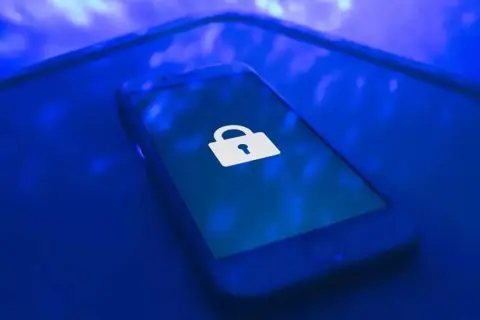Teléfono con candado, símbolo de seguridad. ¿Qué pueden hacer con mi número de teléfono?