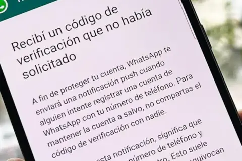 Pantalla de móvil con mensaje: "Recibí un código de verificación que no había solicitado". Explica que WhatsApp envía notificaciones para proteger tu cuenta.