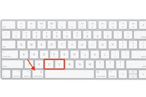 Teclado de Mac con las teclas Comando, X, C y V resaltadas, indicando la combinación para copiar.