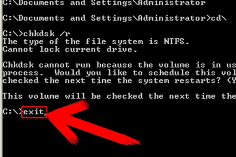 Pantalla negra con texto blanco mostrando comandos de CHKDSK y un cursor resaltado.