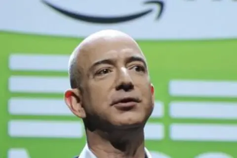 Jeff Bezos, el dueño de Twitch, con el logo de Amazon detrás.