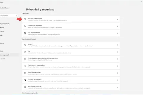 Configuración de Privacidad y seguridad. Se muestra la opción "Seguridad de Windows", que permite desactivar Windows Defender permanentemente.
