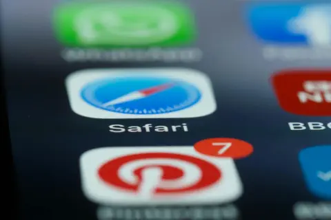 Icono de Safari en pantalla de móvil. Aprende como quitar la navegación privada y navegar sin dejar rastro.