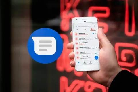 Móvil mostrando mensajes de texto, incluyendo "744 reportes de spam". La aplicación de mensajería Google Messages, que ayuda a filtrar por qué me llegan sms spam.