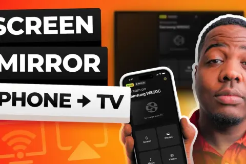 Hombre mostrando cómo hacer compartir pantalla iPhone a TV. La app en el móvil permite transmitir contenido.