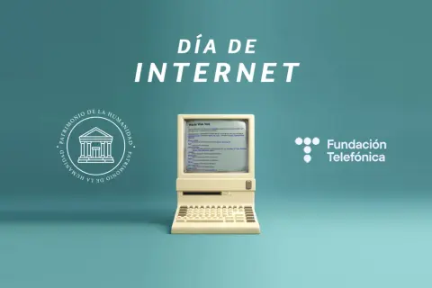 Un ordenador antiguo muestra la primera web de la historia, celebrando el Día de Internet.