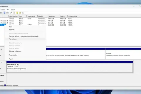 Ventana de Administración de discos de Windows 10, mostrando opciones para formatear una partición, útil para reparar disco duro Windows 10.