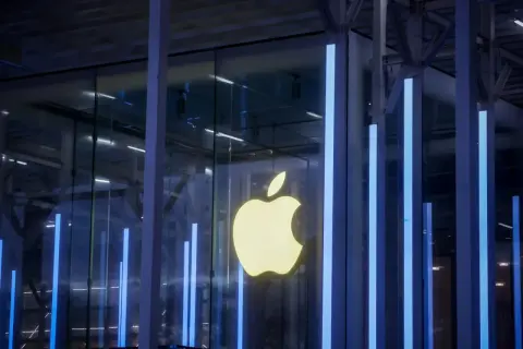 El logo dorado de Apple brilla en una fachada de vidrio, anticipando las novedades de WWDC 2026.