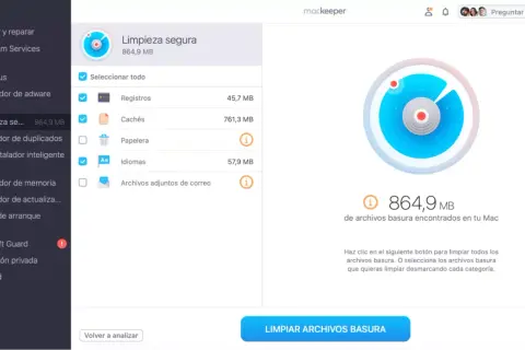 Interfaz de MacKeeper mostrando cómo limpiar el Mac de archivos basura. Se listan categorías como Cachés y Papelera, con un total de 864,9 MB.