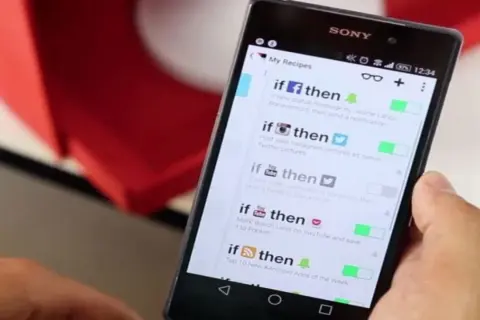 Muestra la app IFTTT que es, con recetas como "si hay mensaje en Facebook, entonces notificar" o "si publicas en Instagram, entonces tuitear".