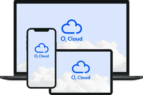 Dispositivos electrónicos muestran el logo de O2 Cloud sobre un fondo de nubes.
