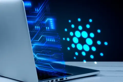 Un portátil muestra un diseño de circuito azul brillante y el logo de Cardano, ilustrando cómo funciona una máquina virtual en un entorno digital.