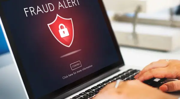Alerta de fraude en pantalla de portátil. ¡Actúa rápido para eliminar ransomware y proteger tus datos!