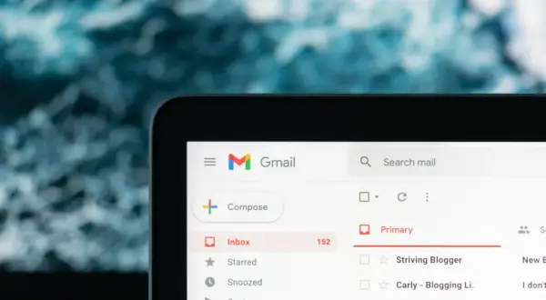 Pantalla de Gmail. Me han enviado un correo desde mi cuenta, aparece en la bandeja de entrada con 152 mensajes.