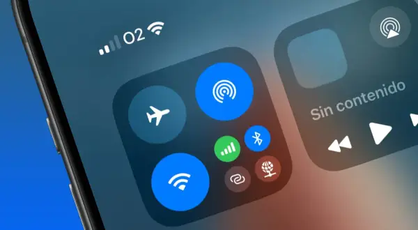 Control Center de iPhone mostrando opciones para compartir datos, como Wi-Fi, Bluetooth y modo avión.