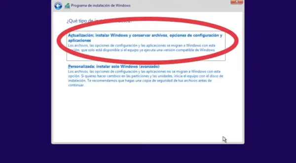 Pantalla de instalación de Windows 10. Opción "Actualización: instalar Windows y conservar archivos" para restaurar sistema Windows 10.